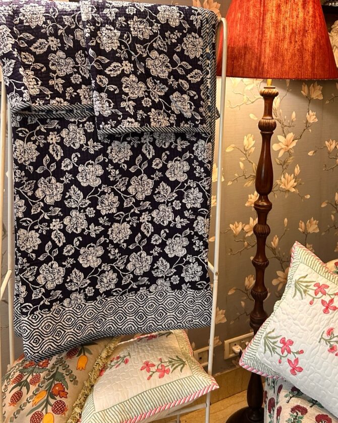QUILTED REVERSIBLE QUEEN SIZE BEDCOVER