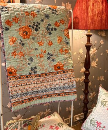 QUILTED REVERSIBLE QUEEN SIZE BEDCOVER