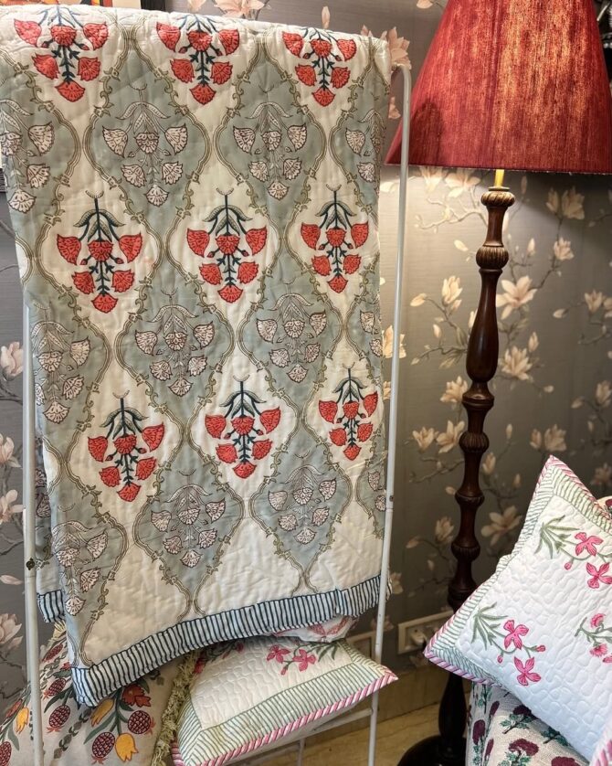 HAND BLOCK QUEEN SIZE REVERSIBLE QUILT
