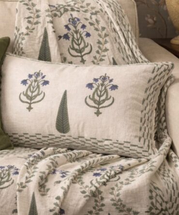 QUILTED REVERSIBLE QUEEN SIZE BEDCOVER